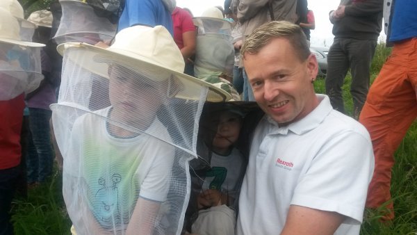 Imker und seine kleinen Helfer Imker und seine kleinen Helfer